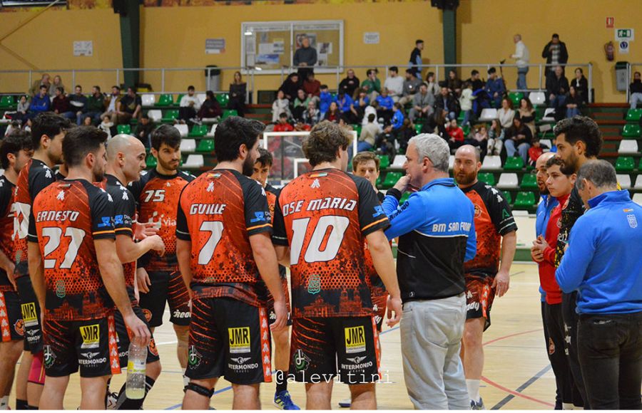 Jorge Navarrete instruye a sus jugadores en el último partido en casa. 