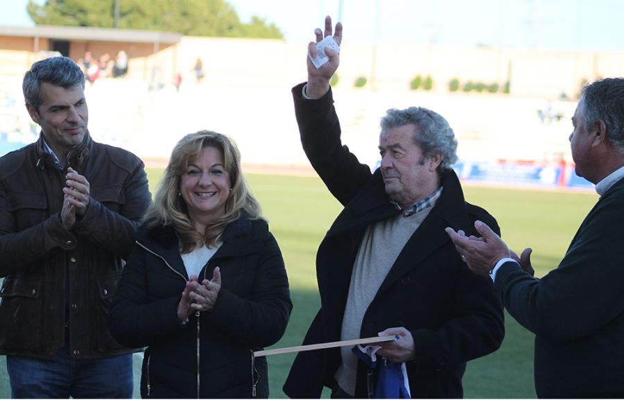 Chicha agradece el calor de los aficionados durante el homenaje que el San Fernando CD le realizó en enero de 2019. 