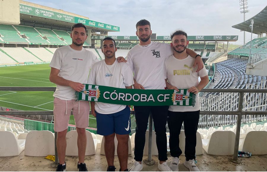 Aitor Pérez Mozo, segundo por la izquierda, posa antes del partido con tres amigos y aficionados del Córdoba en el Nuevo Arcángel y con las gradas vacías