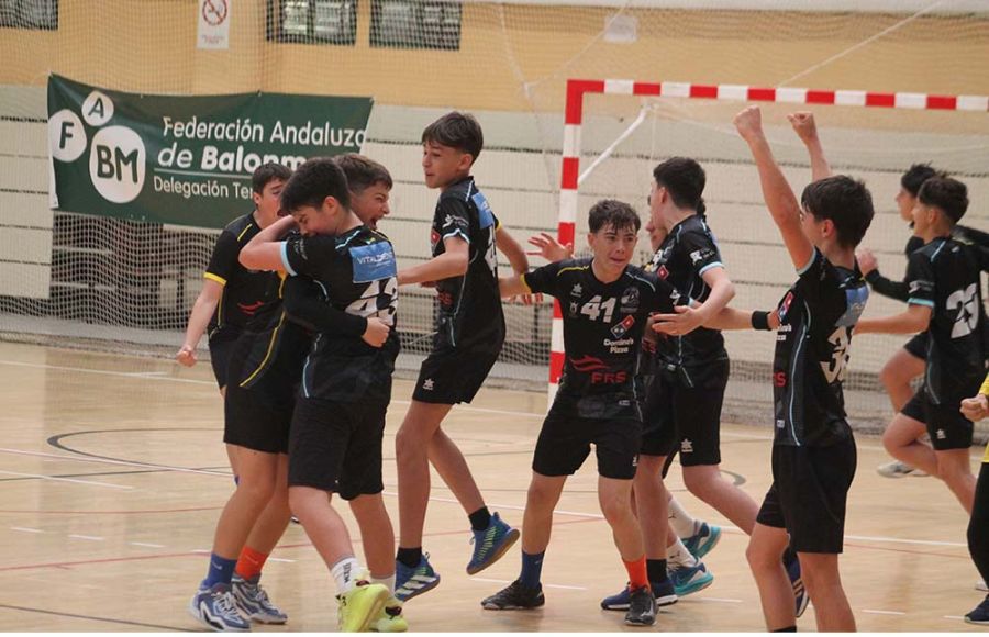 El Algeciras celebra el pase a cuartos como campeón del grupo B. 