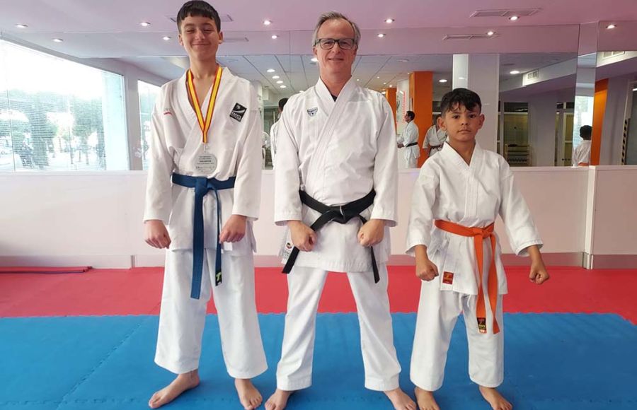 Javier Lupiani y Juan Villegas con su entrenador Iván Marti en el club Isla Caribe.