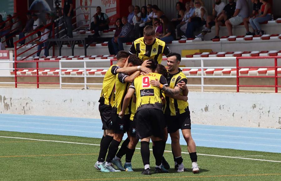 Los jugadores del GE Bazán celebran su primer gol en San Roque. 