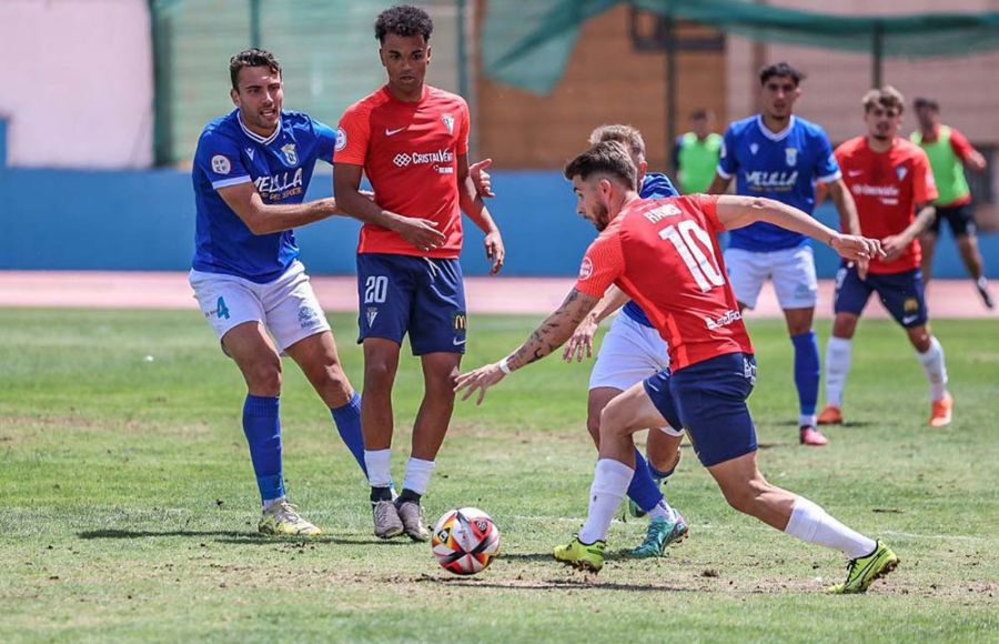 David Ramos conduce el balón ante Álex Masogo y David Suárez. 