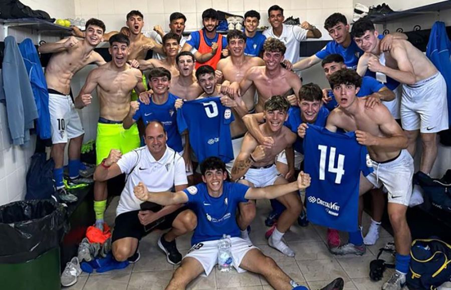 El juvenil A del San Fernando CD celebra el triunfo conseguido en Ceuta. 