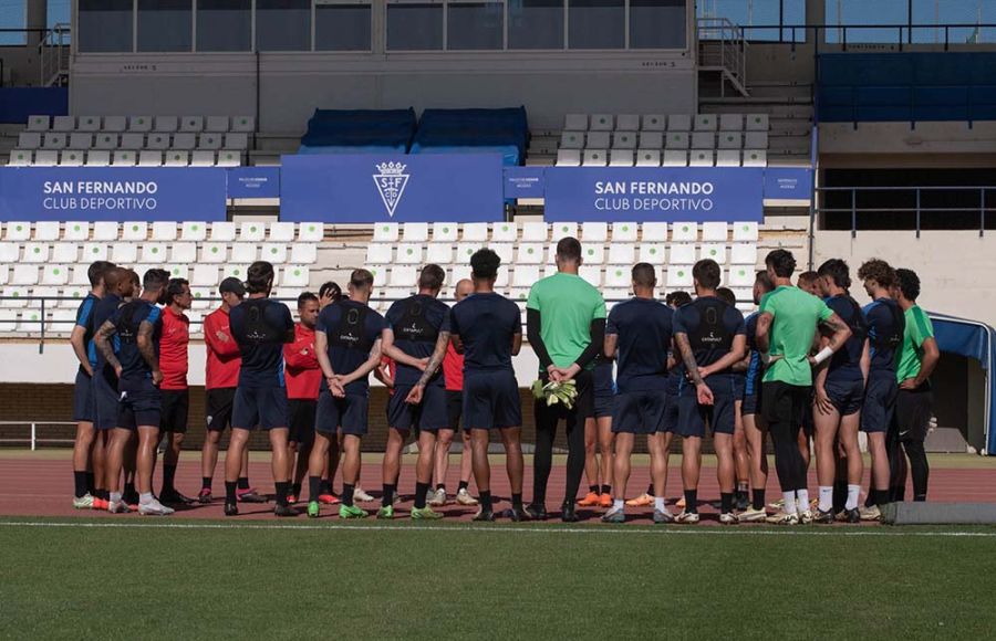 El entrenador del San Fernando CD, Nano Rivas charla con sus jugadores en la sesión de este sábado en el estadio Bahía Sur. 