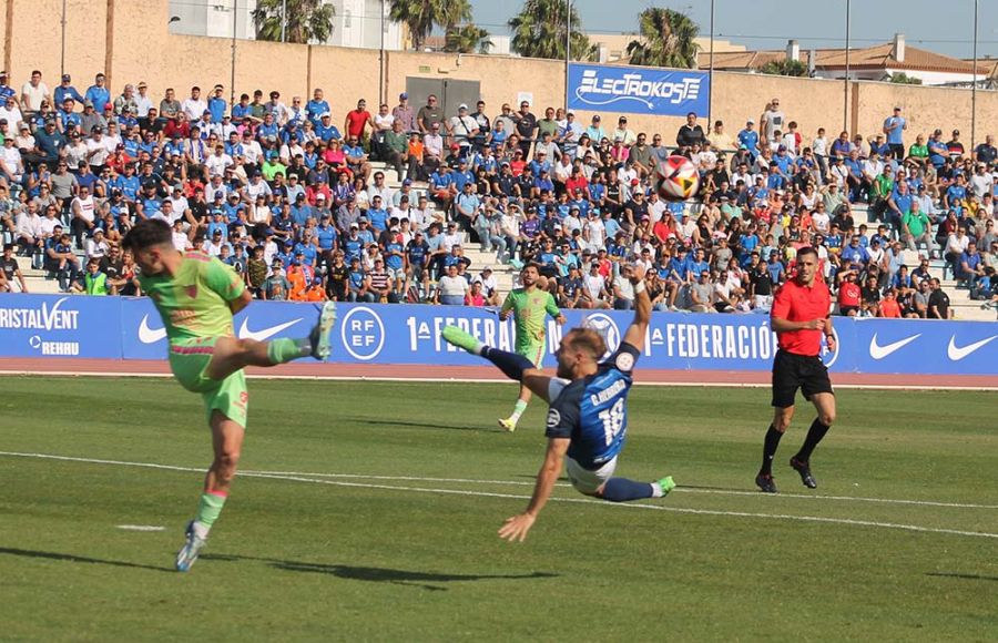 Cristian Herrera no logró conectar este remate de chilena. 