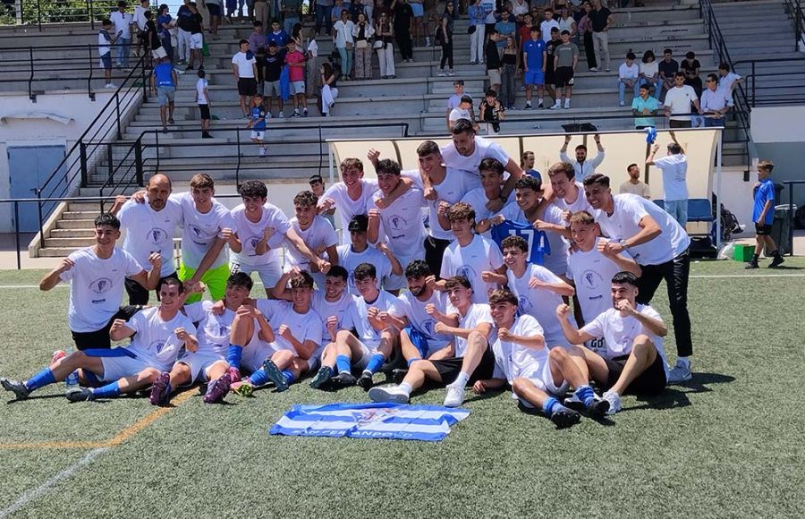 El juvenil A del SFCD posó al completo tras consumar el ascenso.