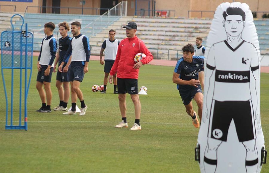 Nano Rivas, en el entrenamiento de este viernes en el estadio. 