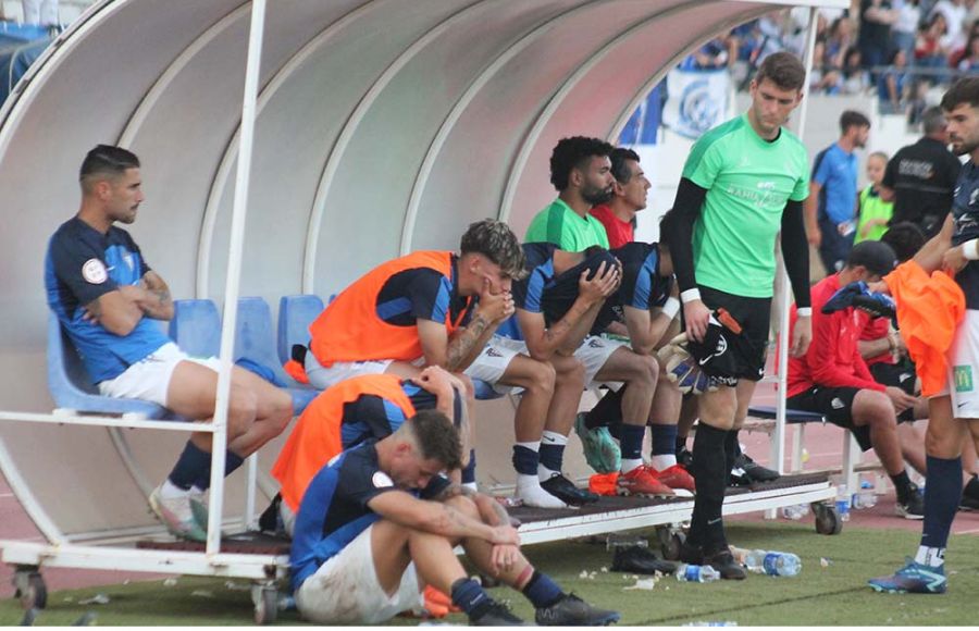 Dani Aquino, Víctor Ruiz y los canteranos Rubén Richarte y Yerai Dávila, hundidos momentos antes de acabar el partido. 