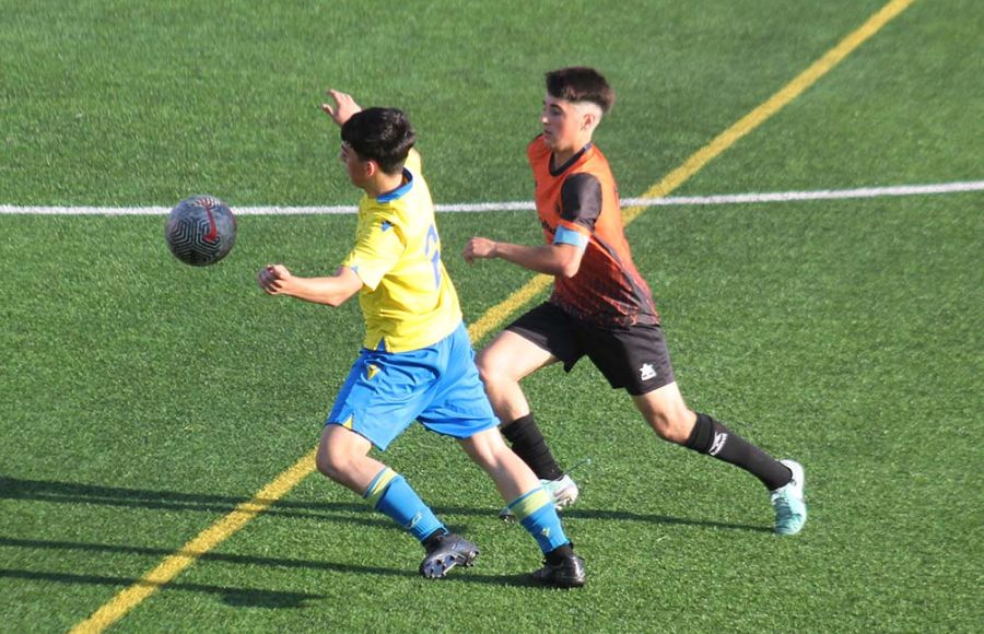 Marco Gómez, del Cadista, se anticipa al capitán del Trasmallo.