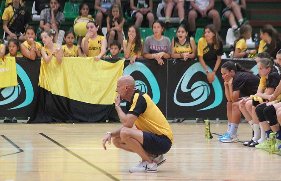 Juan Carlos Arca, técnico de la SD Candray, atento al juego. 