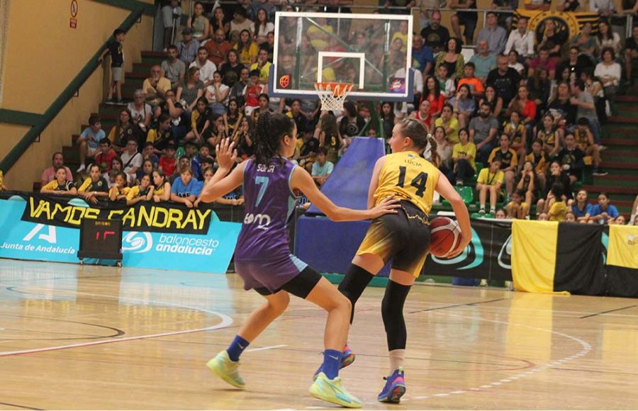 Sofía Fernández, pívot de la EDM Teatinos, empuja a Lucía Vicenti, de la SD Candray, durante el partido de cuartos de final.