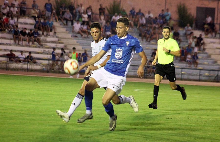 Dennys Silva ya dejó una gran impresión en su debut con el primer equipo del San Fernando CD en el trofeo de la Sal ante el Marbella. 