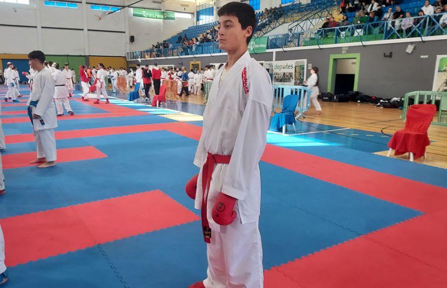 Javier Lupiani pertenece al CD Karate Isla Caribe de San Fernando. 