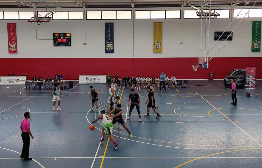 Juanmi Pina, en un ataque del CB San Fernando en Cáceres. 