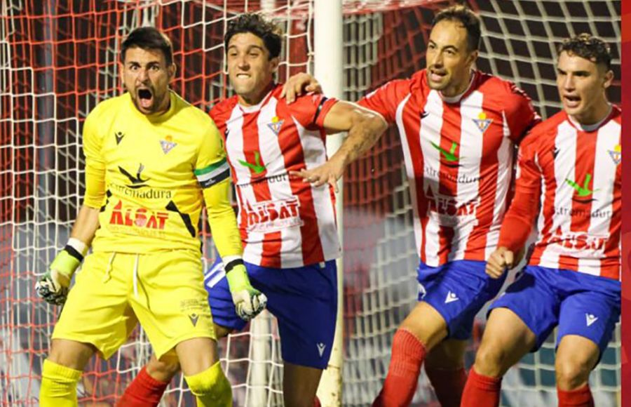 El meta Sebas Gil festeja el penalti que le paró a Germán. 