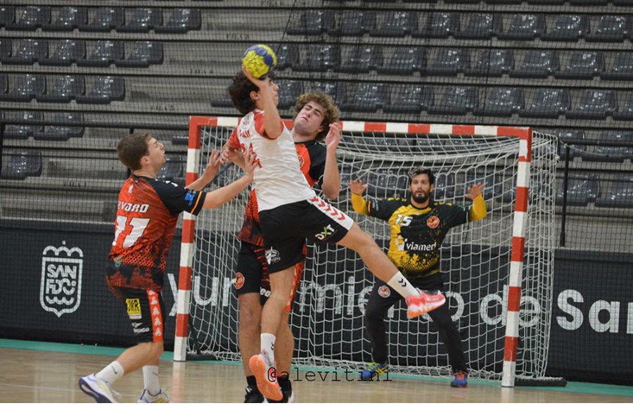 El BM San Fernando sigue invicto tras su empate en Córdoba y el domingo (13 h) recibirá al BM Aguilar