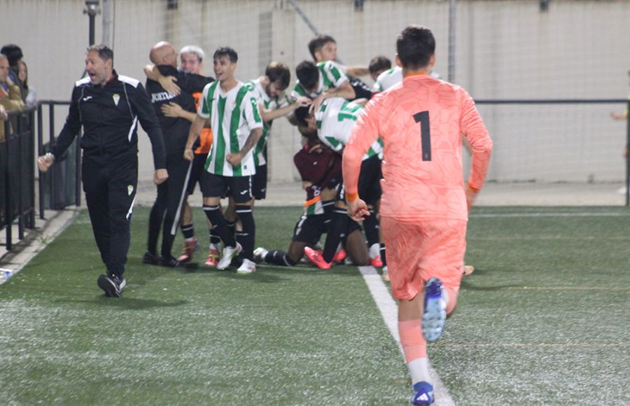 El Córdoba CF y su entrenador Rafa Navarro, a la izquierda, celebraron por todo lo alto el gol de Manu Romero en el minuto 84 que le dio la victoria. 