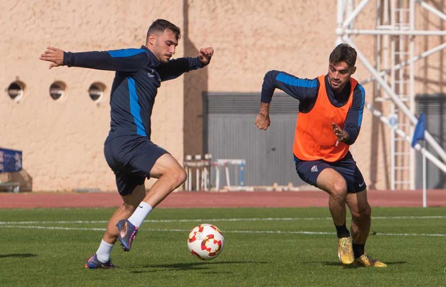 Álvaro Arnedo y David Carmona estarán en el once. 