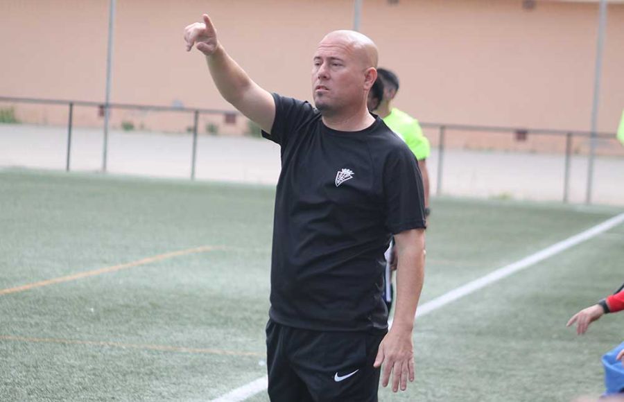 El entrenador del San Fernando CD juvenil, Paco Lozano, hace una indicación a sus jugadores durante el partido con el Marbella. 