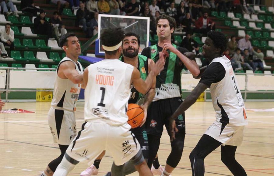 Juan Antonio Rodríguez-Guerra y Carlos Galán, en el partido con el BC Badajoz de la primera vuelta en el pabellón del Parque. 