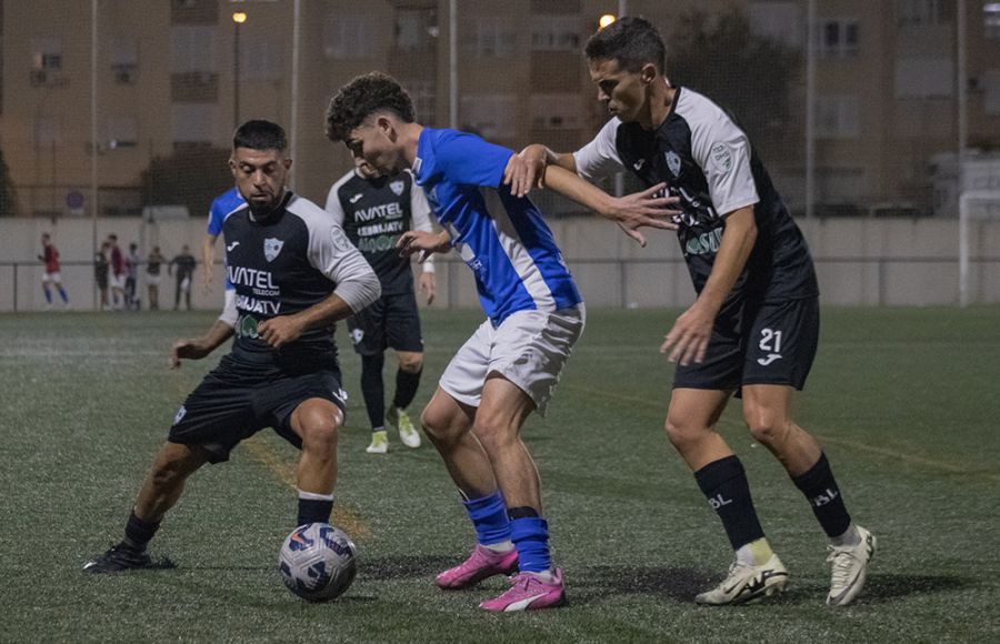 El extremo del San Fernando CD ' B' Miguel Alconchel, en el partido de la primera vuelta ante la Lebrijana en Sacramento. 