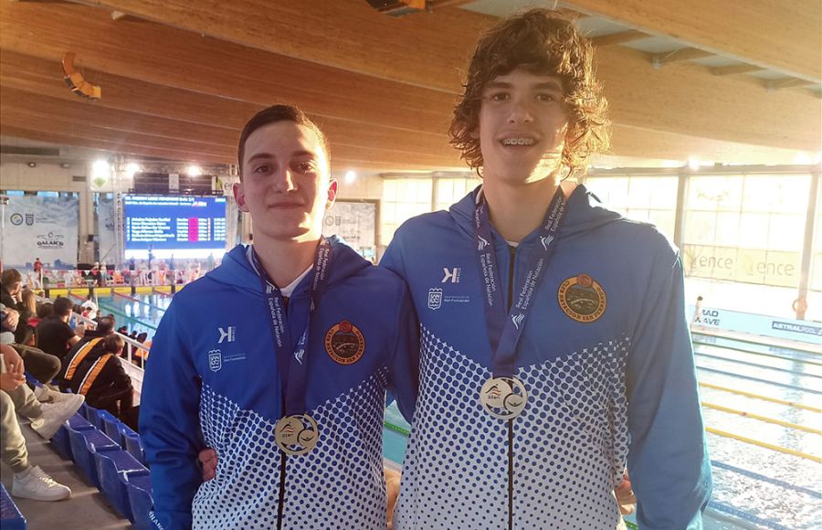 Los nadadores isleños Yerai Amado y Guillermo Espinosa con sus respectivas medallas. 