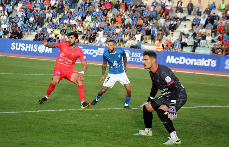 José Mas, Julio Iglesias y el meta Fran Martínez, en el partido de la primera vuelta en el estadio Bahía Sur. 