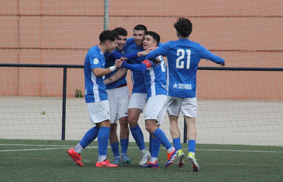 Guille Oliva, en el centro de la foto, es felicitado por Pablo Jiménez, Miguelito Alconchel, el capitán Dieguito y Marcos Herrera tras marcar el 3-1. 
