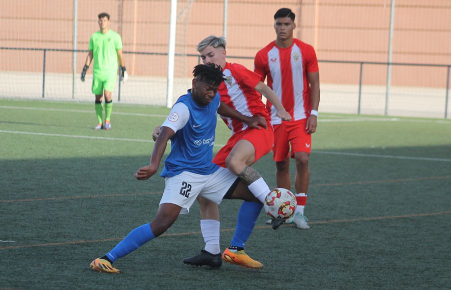 Vladimir Francis, del juvenil A del San Fernando CD, que este sábado recibirá al líder Real Betis a las 12 horas en el campo de Sacramento