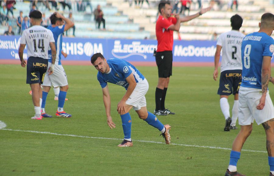Álvaro Arnedo se lamenta de la ocasión que tuvo en el 97 para el triunfo del SFCD, a la vez que el árbitro pitaba el final. 