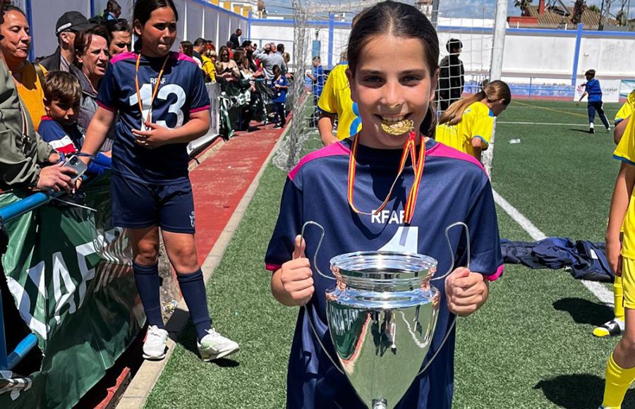 Mar Urréjola, con la copa de campeones y mordiendo su medalla.