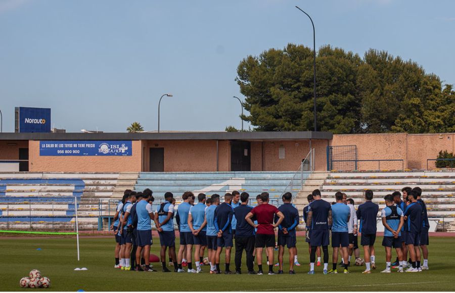 Jaime Bugatto se dirige a sus jugadores en un entrenamiento celebrado esta semana en el estadio Bahía Sur. 