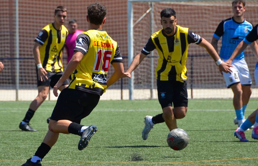 Los jugadores del GE Bazán, Jesús Gutiérrez, Dani Perla (16) y Álex Granado (en segundo plano) en un lance del partido con la Balona B. 