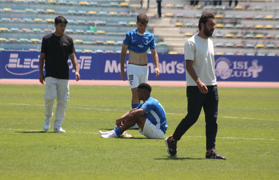 Manny Rodríguez y Sergi Barjuan, hundidos al final del partido, con Álex Macías y Germán, que fue homenajeado por sus 200 partidos con el San Fernando CD