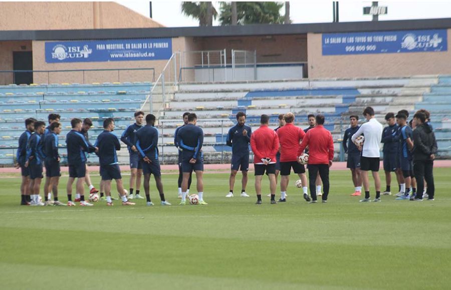 Jaime Bugatto se dirige a los jugadores en la sesión del viernes. 