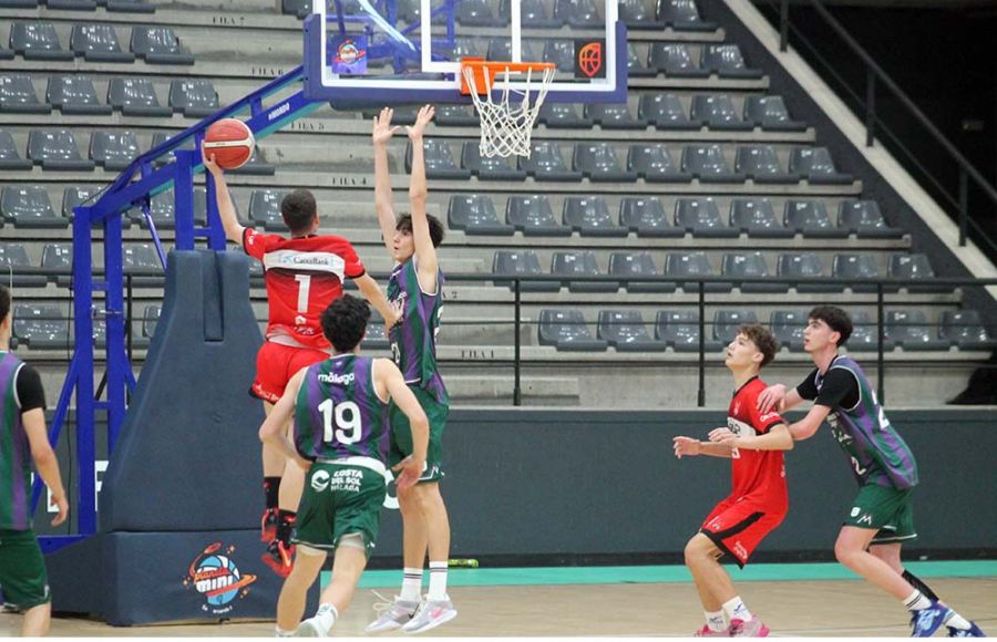 Ángel Martín, del Fundación CB Granada, lanza a canasta ante la oposición de Alejandro Polo, del Unicaja, durante la segunda semifinal. 