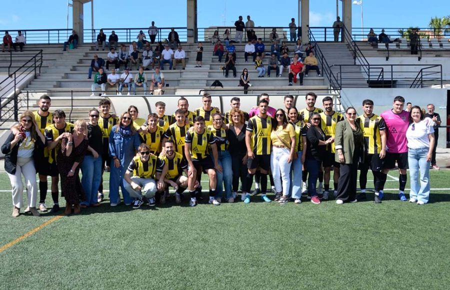 El GE Bazán tuvo el bonito detalle de invitar a las madres de los jugadores y todos ellos posaron juntos antes del inicio del partido. 