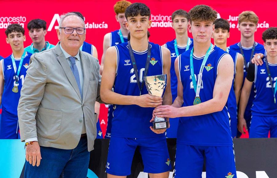 El concejal de Deportes del Ayuntamiento isleño, Antonio Rojas, entregó la copa de campeón a los capitanes del Fundación Real Betis