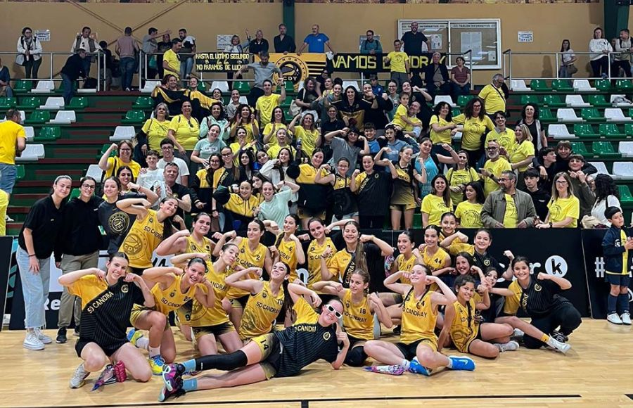 La SD Candray posó con sus familiares y seguidores tras el triunfo ante el Martos. 