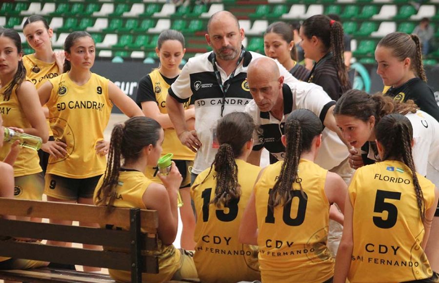 Los entrenadores de la SD Candray, Juan Carlos Arca, Jorge Luna y Candela Tinoco dan instrucciones a las jugadoras. 