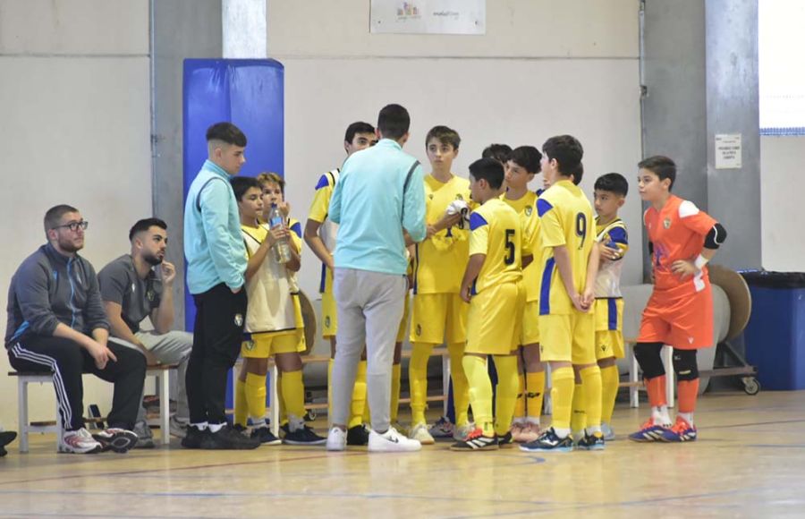 Rubén González da instrucciones a los jugadores del Cadista de la Isla. 