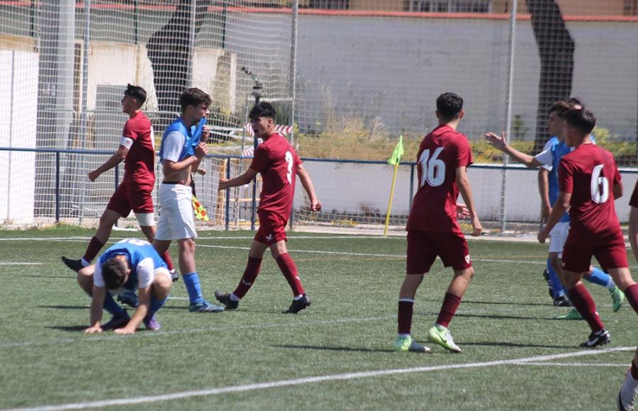 Óscar Montesinos, del cadete A del San Fernando CD, se lamenta, mordiendo la camiseta, del penalti 'a lo Panenka' que falló con 0-0 ante el Sevilla FC. 