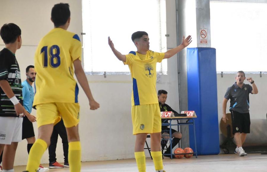 Pablo Bonilla celebra uno de sus tres goles al Natación Almería. 