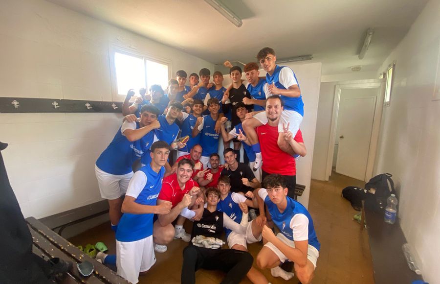 El cadete A del San Fernando CD celebra el importante triunfo logrado en Jerez. 