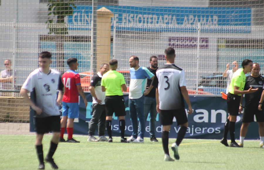 Abraham Dhivert junto al entrenador del Espera, que charla con el árbitro, durante el largo parón que hubo tras la señalización del penalti a favor del San Fernando Atlético.