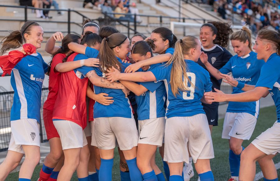 El San Fernando CD senior femenino celebra uno de los seis goles que le hizo el domingo al Doña Blanca en Sacramento. 