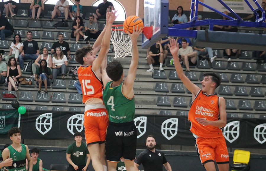 Izan Pérez, del Joventut de Badalona, intenta anotar ante la oposición de Roger Villarejo, del Valencia Basket. 
