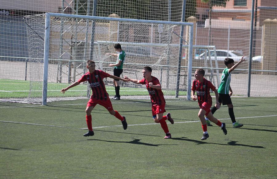 La UD Roteña celebra el primer gol que le hizo al Pastora 1966 infantil, que reclamó un fuera de juego de su autor, el pasado domingo en Gómez Castro. 