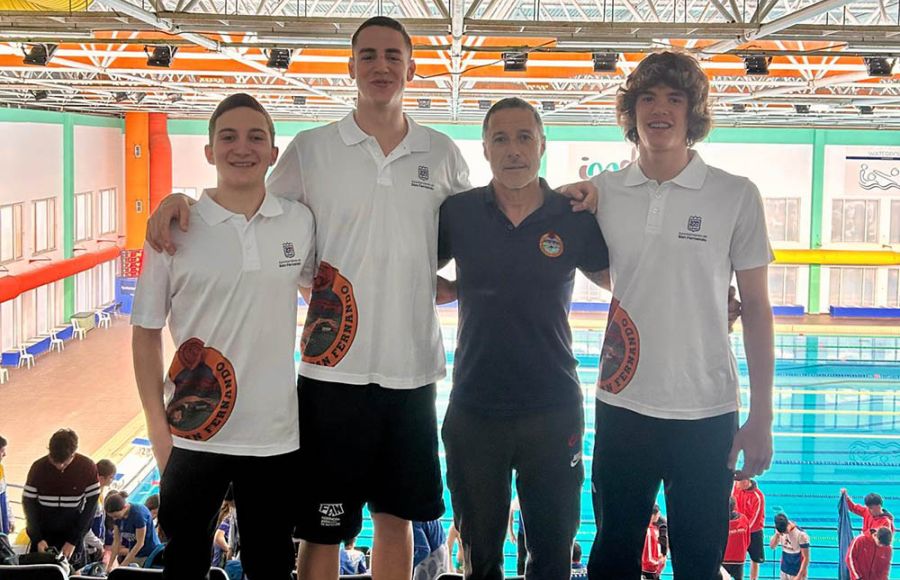 Los nadadores Yerai Amado, David Rodríguez y Guillermo Espinosa posan con el entrenador del Club Natación San Fernando, Pachi Arce. 